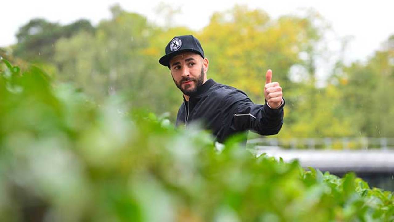 benzema-pouce-leve-clairefontaine