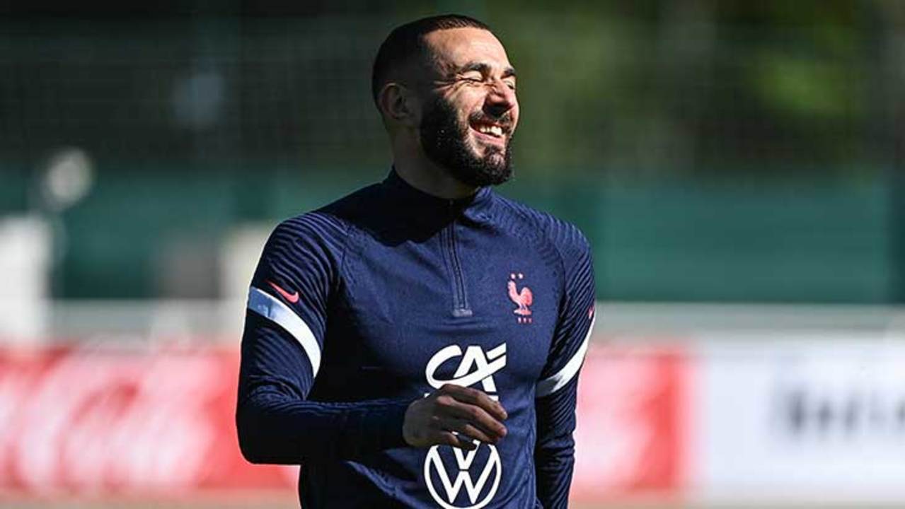 benzema-sourire-france-training