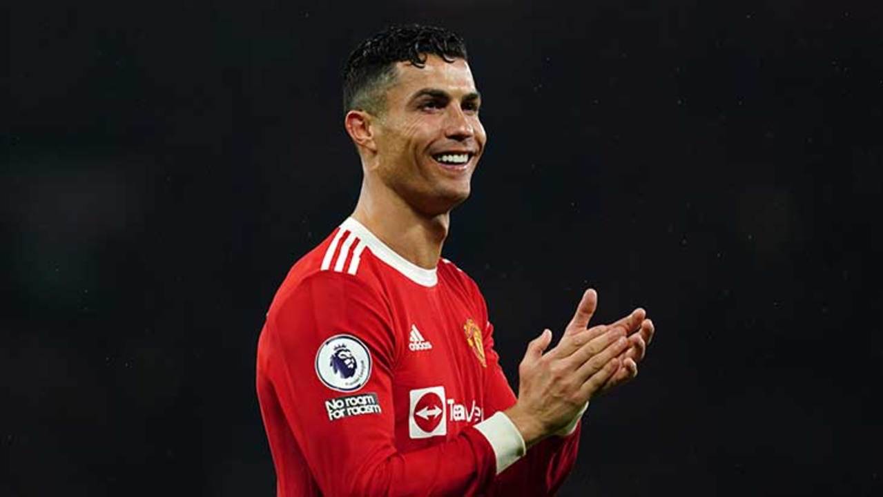cristiano-ronaldo-mu-applaudit-brentford