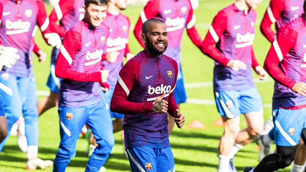 dani-alves-barca-training-sourire