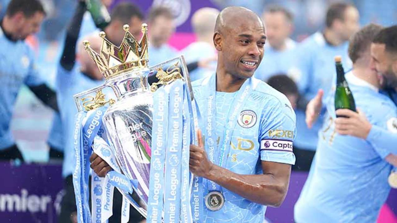 fernandinho-city-trophee