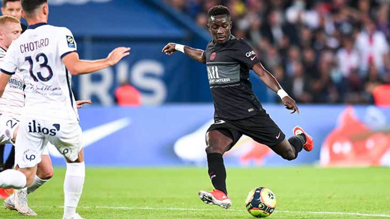 gueye-psg-montpellier-frappe