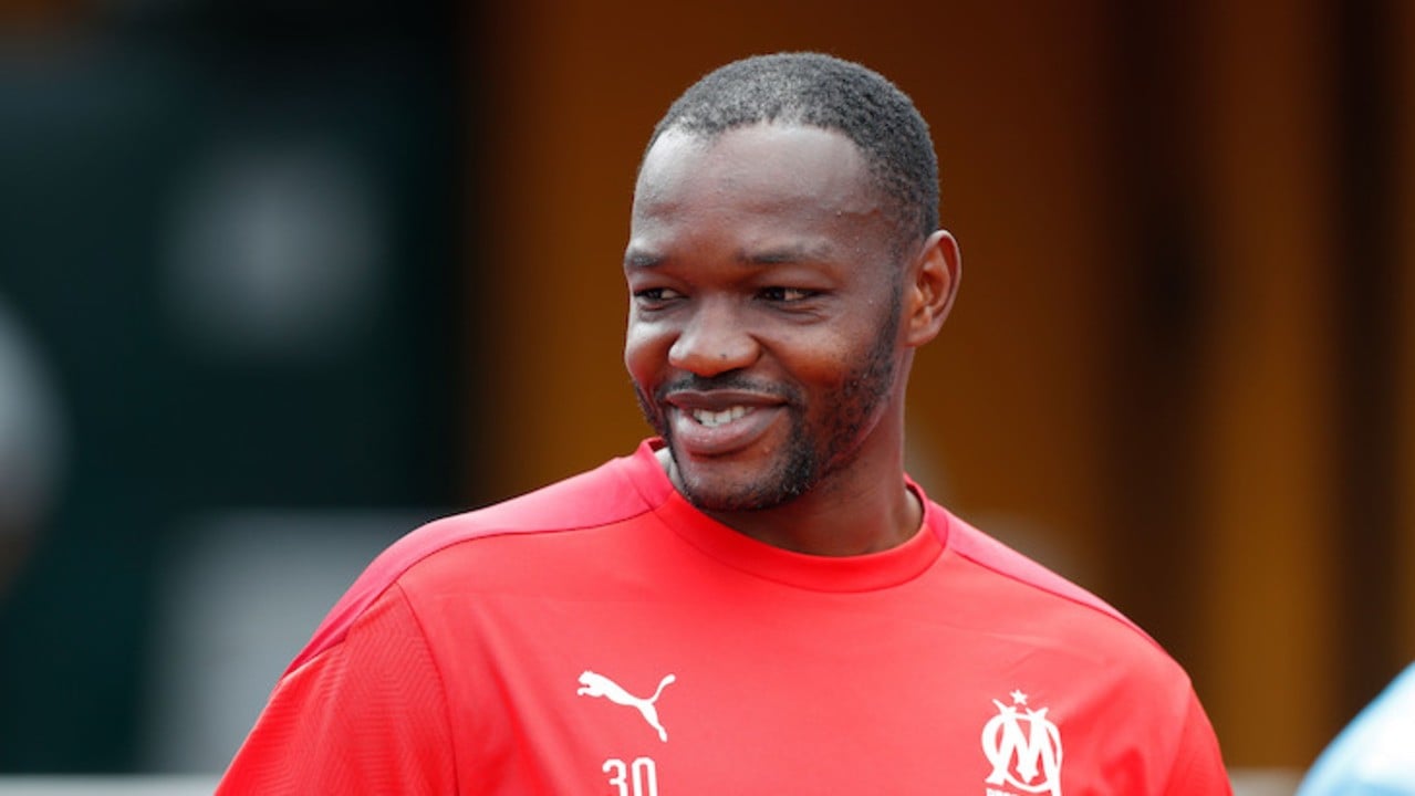 mandanda-sourire-rouge