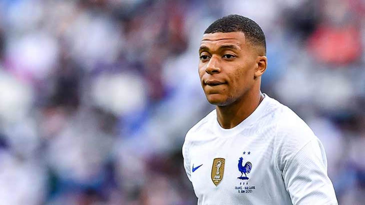 mbappe-france-bulgarie-zoom-blanc