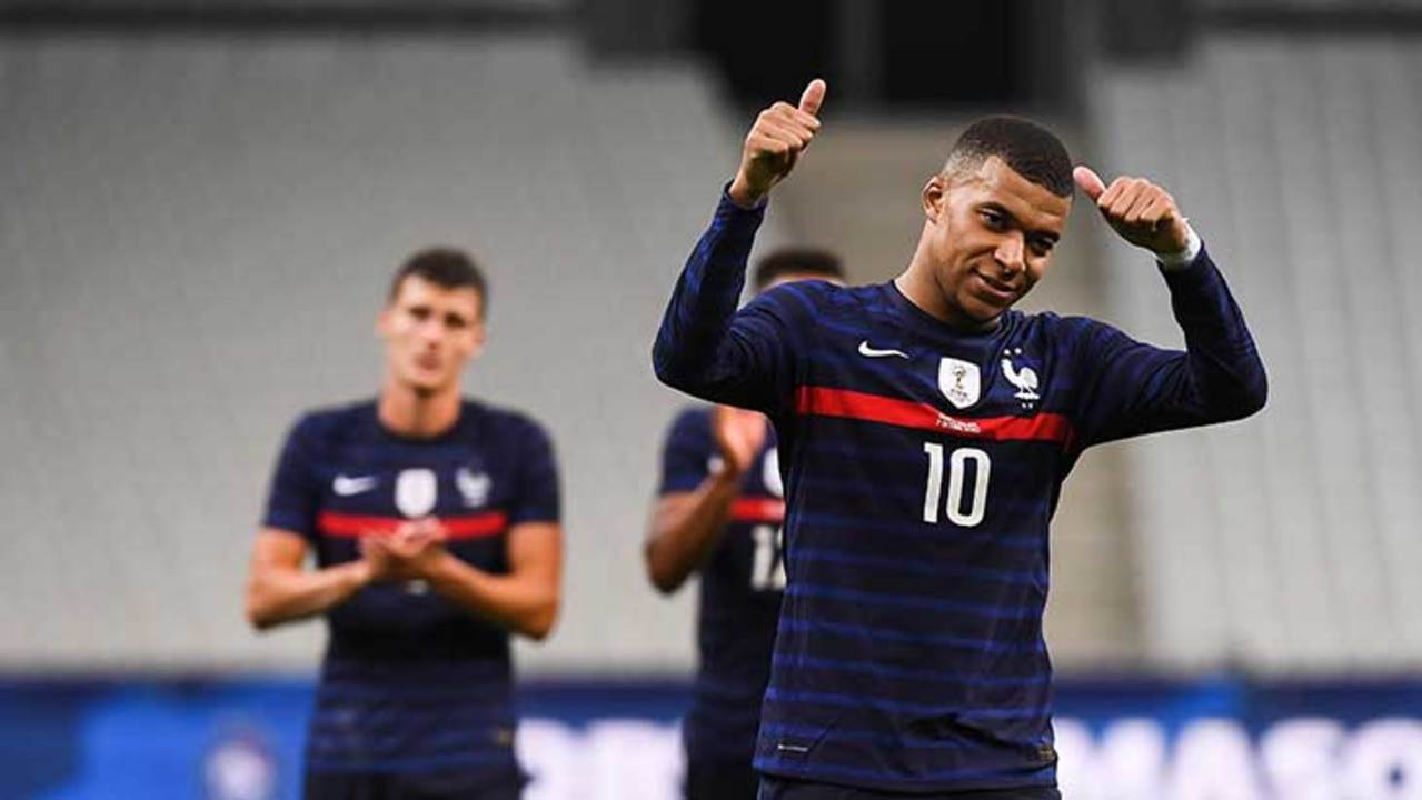 mbappe-france-pouces-leves