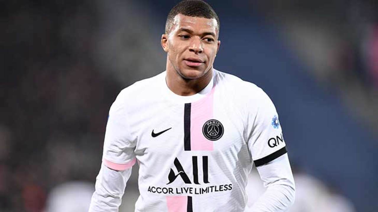 mbappe-zoom-maillot-blanc-psg-2022