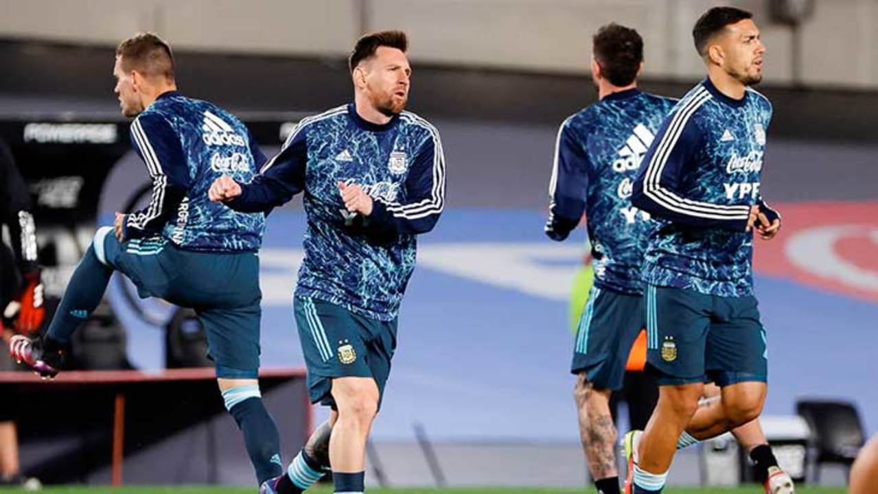 messi-paredes-argentine-training