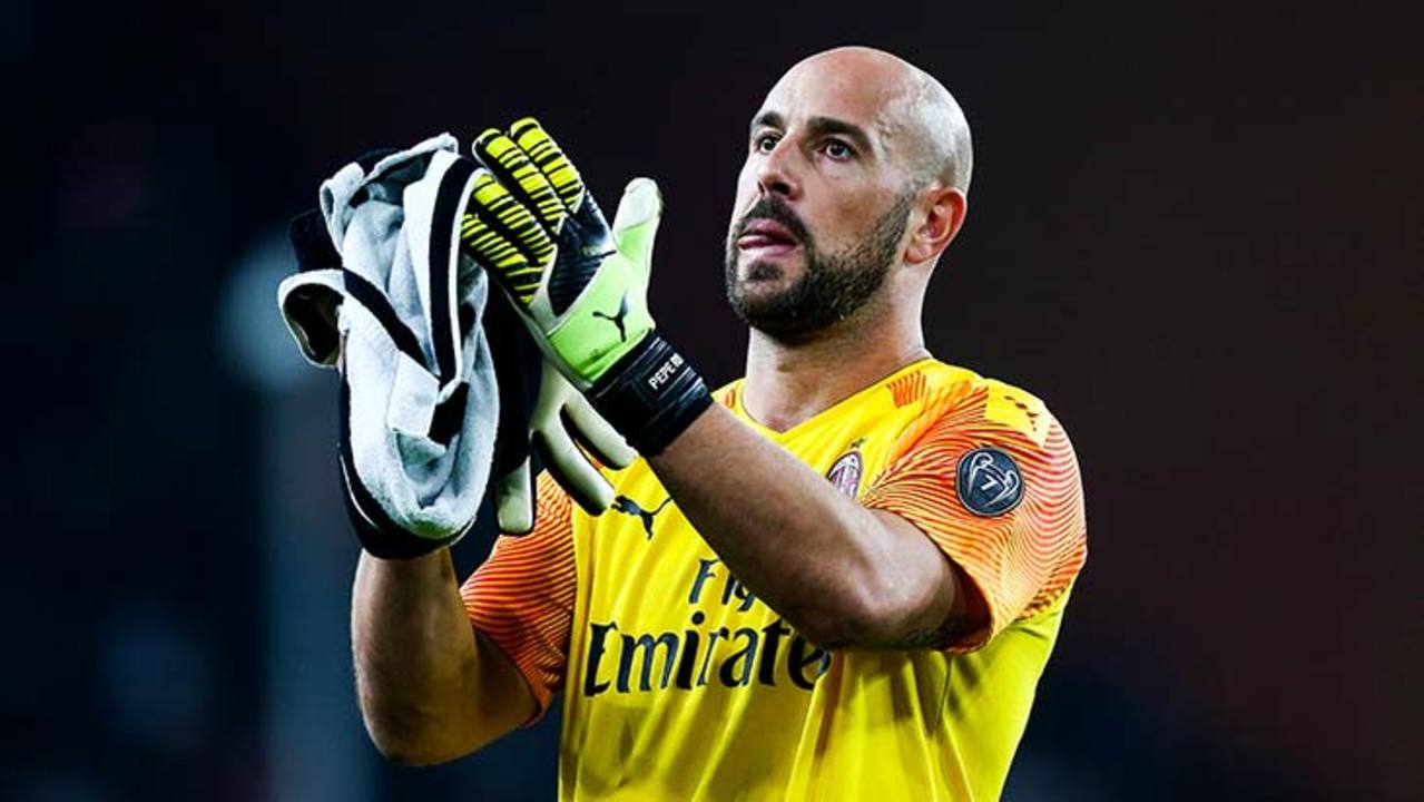 pepe-reina-milan-applaudit