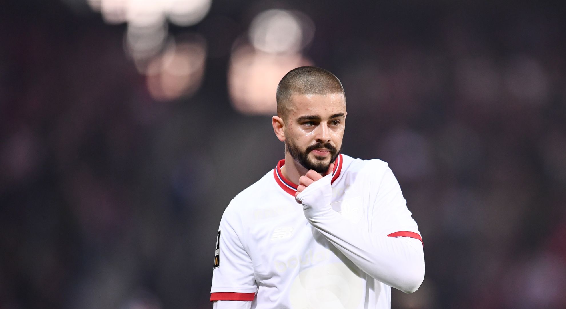 DAILY MERCATO 🔵 Mercato OM : toujours absent à Lille, Zhegrova se rapproche de MarseilleEn réponse à l’intérêt de l’Olympique de Marseille, le président du LOSC Olivier Létang assurait qu’Edon Zhegrova pouvait très bien rester à Lille. Ce n’est pourtant pas la tendance donnée par son entraîneur Bruno Genesio pendant que le club phocéen pousse pour recruter l’ailier kosovar. Olivier Létang aurait-il tenté un coup de bluff ? La semaine dernière, le président du LOSC prenait tout le monde à contrepied sur le cas Edon Zhegrova. Selon lui, l’ailier convoité par l’Olympique de Marseille peut très bien rester et mettre fin à sa mise à l’écart alors que son contrat expire l’été prochain. Zhegrova toujours pas réintégré « Edon, il est possible qu’il soit avec nous, envisageait le patron de Lille. Il va bien, s’entraîne bien, est bien revenu. Il est possible qu’il reprenne l’entraînement avec l’équipe professionnelle à partir de lundi et qu’on puisse l’utiliser et compter sur lui pour cette saison. (…) L’idée, le pacte avec lui, s’il reprend avec l’équipe pro, c’est qu’il puisse faire la saison avec nous. » Quelques jours plus tard, force est de constater que la situation n’a pas évolué. Interrogé en conférence de presse ce vendredi, à deux jours du déplacement à Brest lors de la 1ère journée de Ligue 1, Bruno Genesio n’a pas évoqué la possible réintégration d’Edon Zhegrova. « Concernant Edon, je ne l’ai pas eu à l’entraînement cette semaine, a indiqué l’entraîneur du LOSC. Il continue de s’entraîner avec la Pro 2. Je n’ai pas d’autres informations à vous donner le concernant. Si je pourrai compter sur lui cette saison ? Je ne sais pas. »