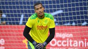 Alban Lafont à l'échauffement avec le FC Nantes