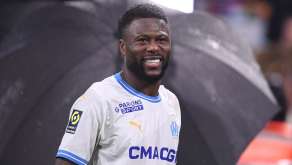 Chancel Mbemba souriant avec le maillot de l'OM
