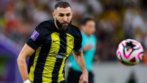 Karim Benzema regard fixé sur la balle