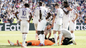 Le gardien de Clermont au sol après un jet de pétard à Montpellier