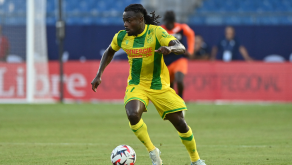 Moses-Simon-ballon-au-pied