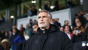 Olivier Dall'Oglio debout devant le banc de l'ASSE
