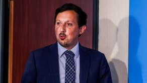 Pablo Longoria franchit la porte de la salle de conférence de presse