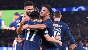 Les parisiens font une accolade pour célébrer leur but