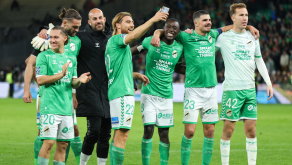 Les joueurs de Saint-Étienne qui célèbrent leur victoire en Ligue 2