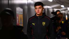 Abdukodir Khusanov dans la pénombre du tunnel de Bollaert