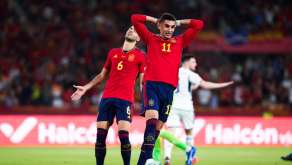 ferran torres mains sur la tête