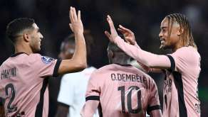 Achraf Hakimi, Ousmane Dembélé et Bradley Barcola se congratulent après la victoire du PSG contre Rennes