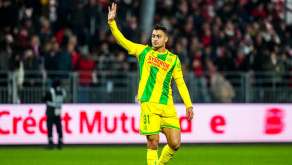 Mostafa Mohamed, l'attaquant du FC Nantes, en train de saluer ses supporters.