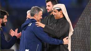 Nasser al-Khelaïfi, président du PSG, en train de féliciter son entraîneur Luis Enrique.