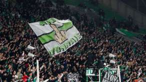 Drapeau de Saint-Étienne hostile à l'OL avant le Derby