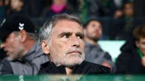 Olivier Dall'Oglio guette ses joueurs depuis le banc
