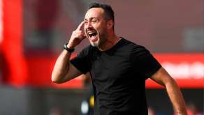 Roberto de Zerbi, le coach de l'OM, en train de faire passer ses consignes.