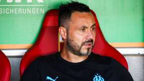 Roberto De Zerbi observe les siens sur le banc de l'OM