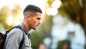 youcef atal écouteurs dans les oreilles
