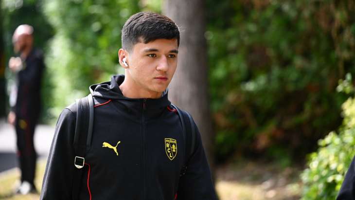 Abdukodir Khusanov en survêtement du RC Lens