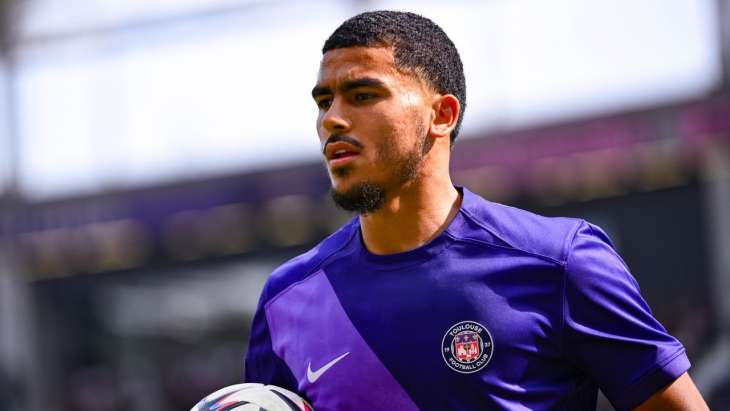 Aboukhlal avec le maillot du TFC et un ballon à la main