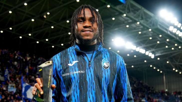 Ademola Lookman avec son trophée de joueur du match