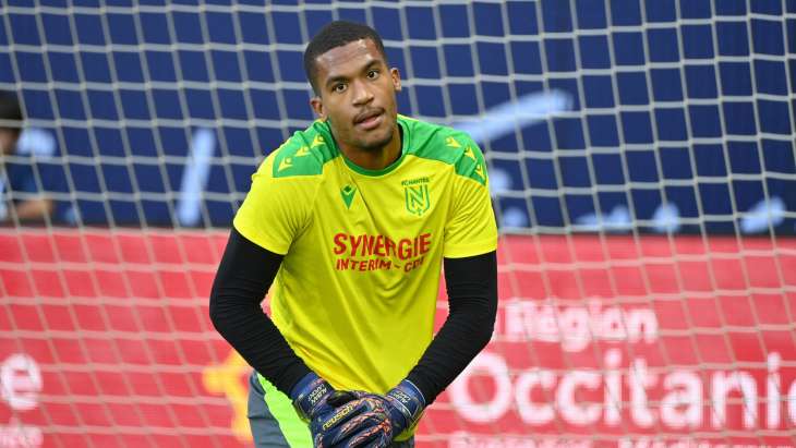 Alban Lafont à l'échauffement avec le FC Nantes