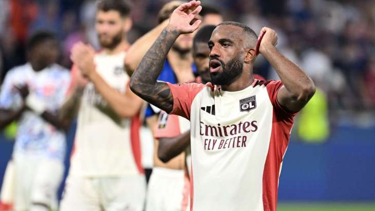 Alexandre Lacazette fête le succès de l'OL sur Strasbourg