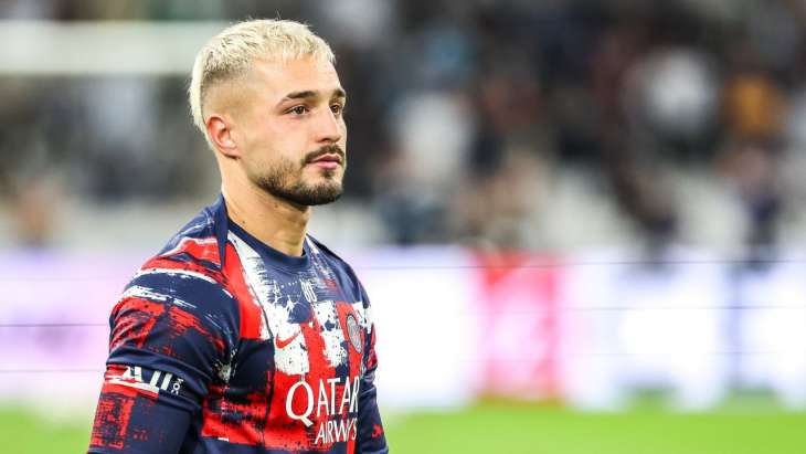 Arnau Tenas à l'échauffement avec le PSG