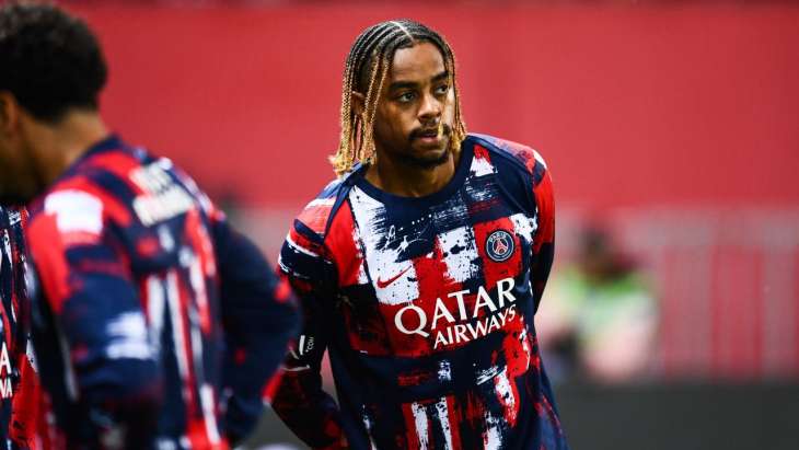 Bradley Barcola à l'échauffement avec le PSG