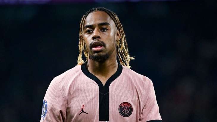 Bradley Barcola avec le maillot rose du PSG