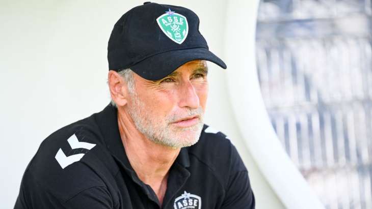 Dall'Oglio assis sur le banc casquette ASSE