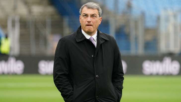 Damien Comolli les mains dans les poches