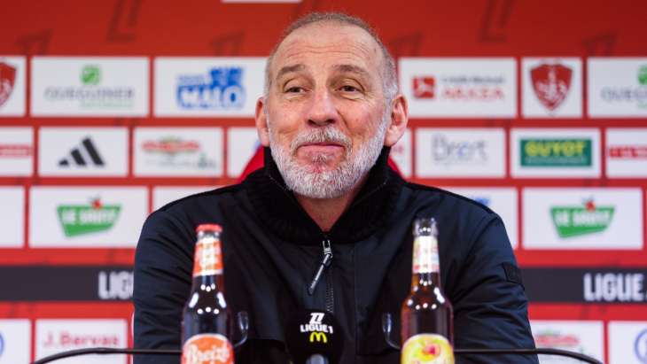 Eric Roy souriant en conférence de presse