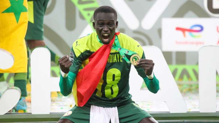 Fallou Fall célèbre la victoire en Coupe d'Afrique U17