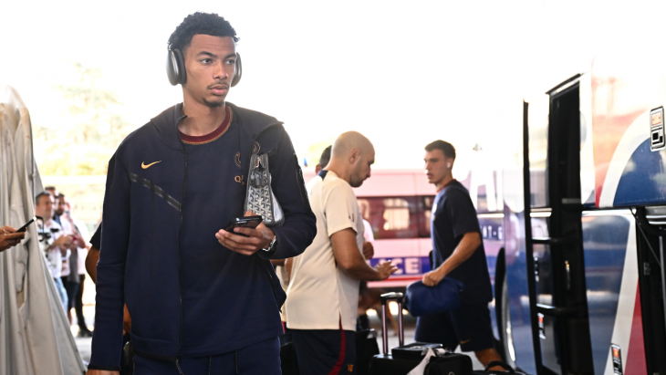 Hugo Ekitiké avec le PSG sortant du bus