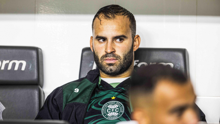 Jese, ancien joueur du PSG sur le banc avec son nouveau club.