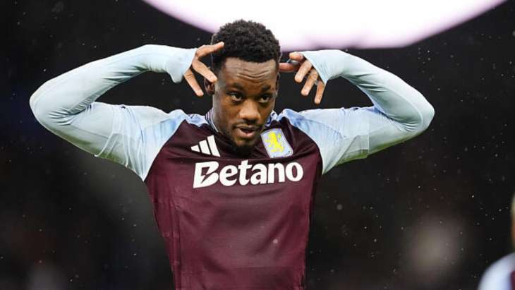 Jhon Duran en train de célébrer un but avec Aston Villa.