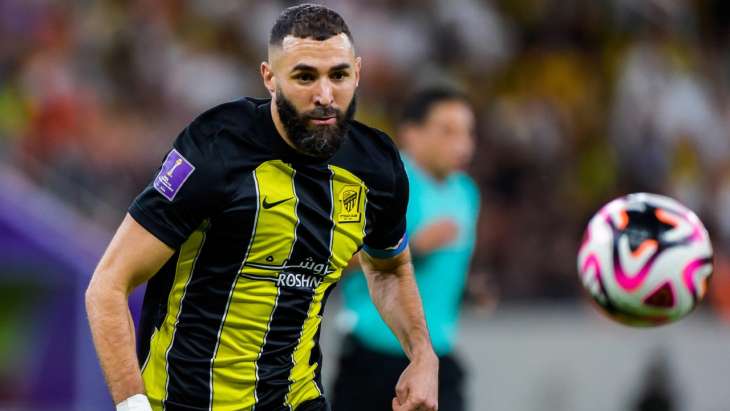 Karim Benzema regard fixé sur la balle