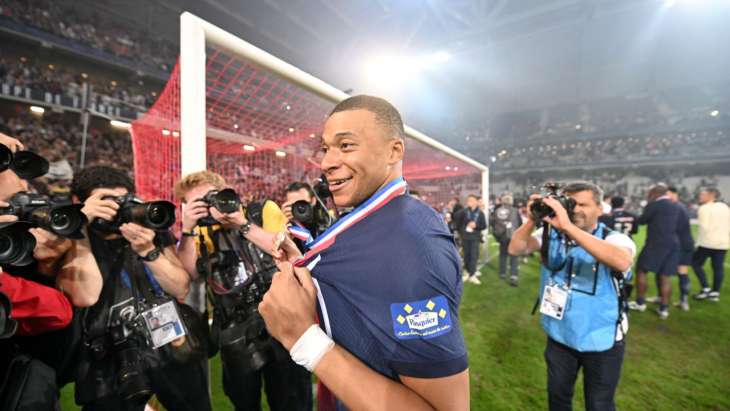 Kylian Mbappé arbore fièrement sa médaille