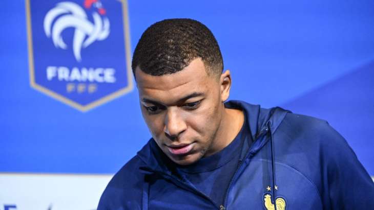 Kylian Mbappé en conférence de presse avec l'équipe de France